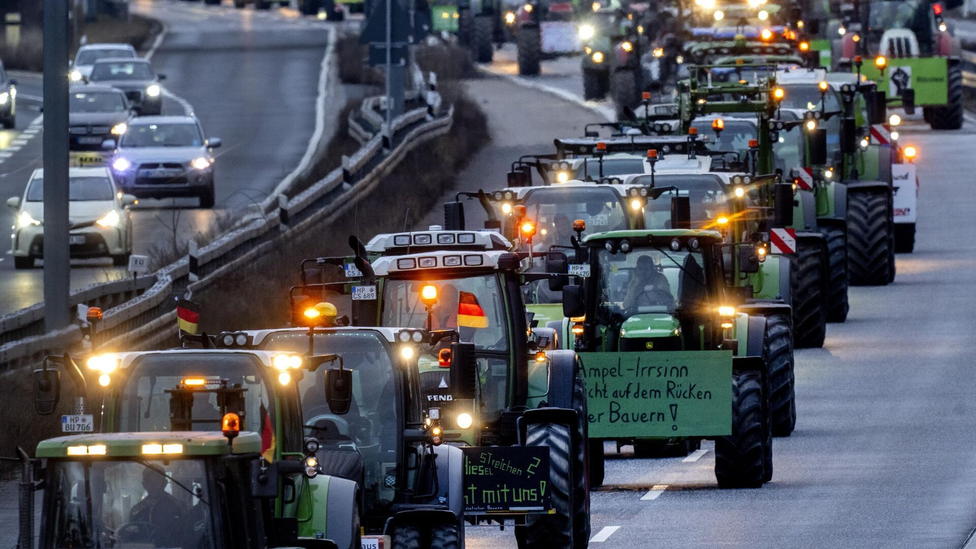 Фермеры на тракторах в Испании заблокировали десятки дорог в знак протеста