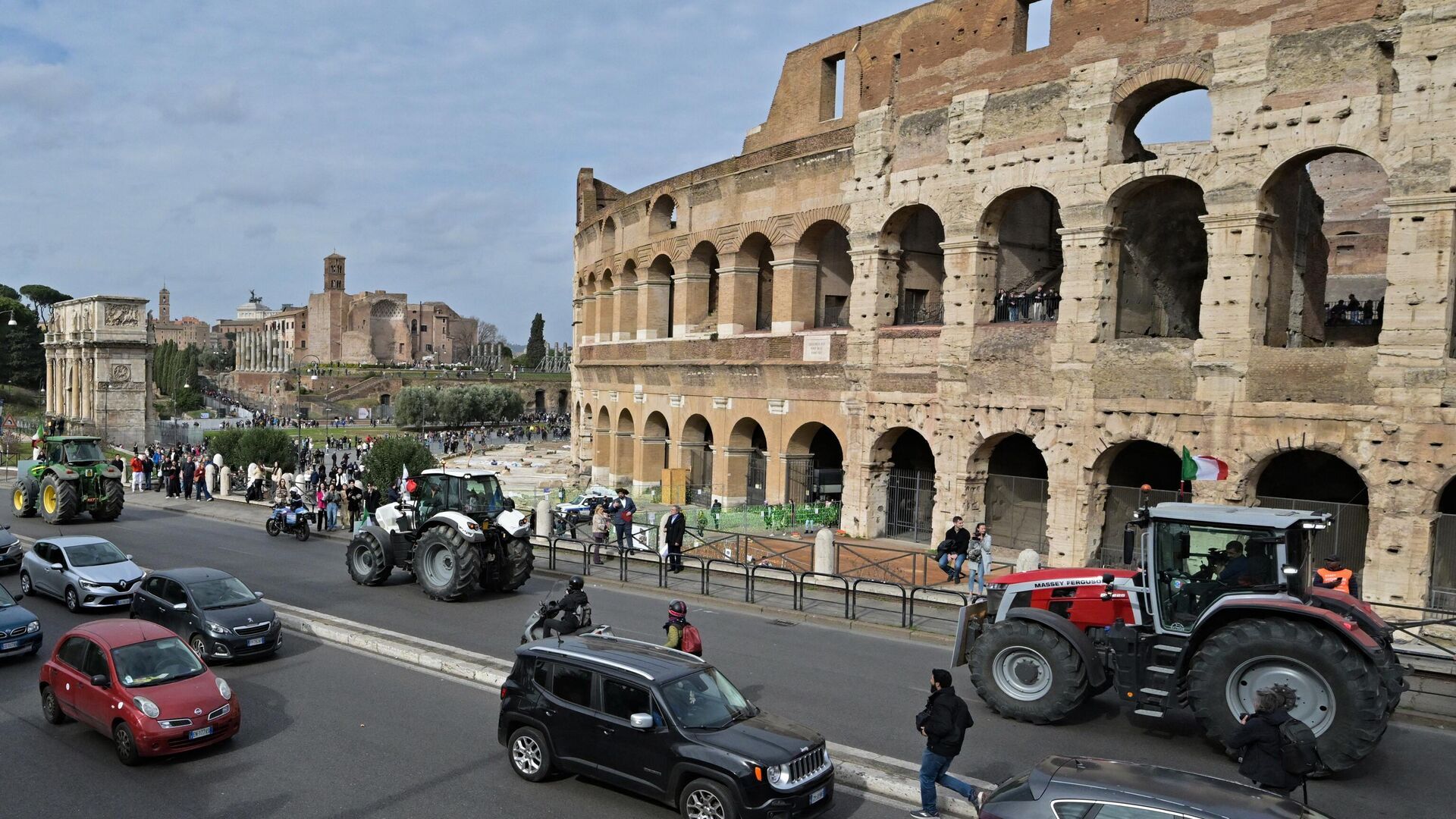 Фермеры на тракторах прокатились по центру Рима в знак протеста