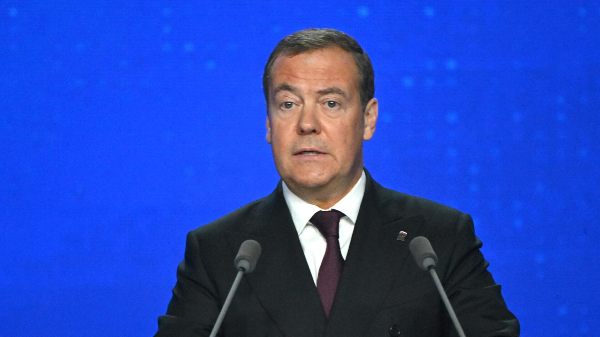 Медведев призвал "Единую Россию" подготовиться к президентским выборам