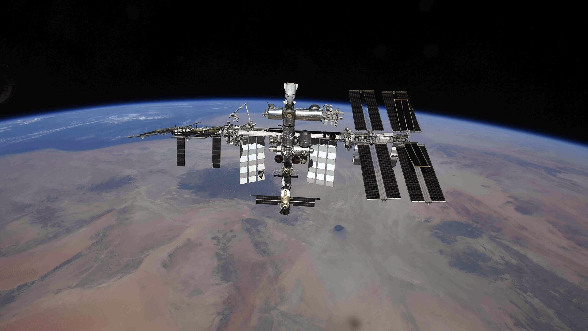 "Роскосмос" сообщает: космонавты на МКС постоянно проводят поиск утечек воздуха