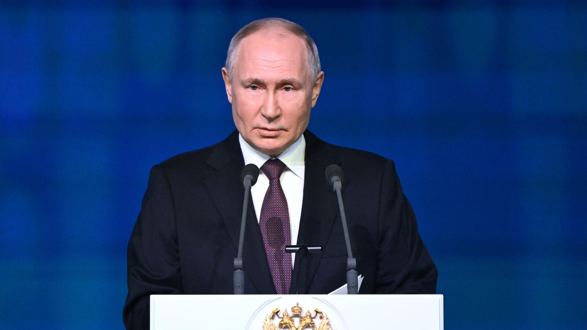 Путин призвал к отказу от коммерциализации в спорте