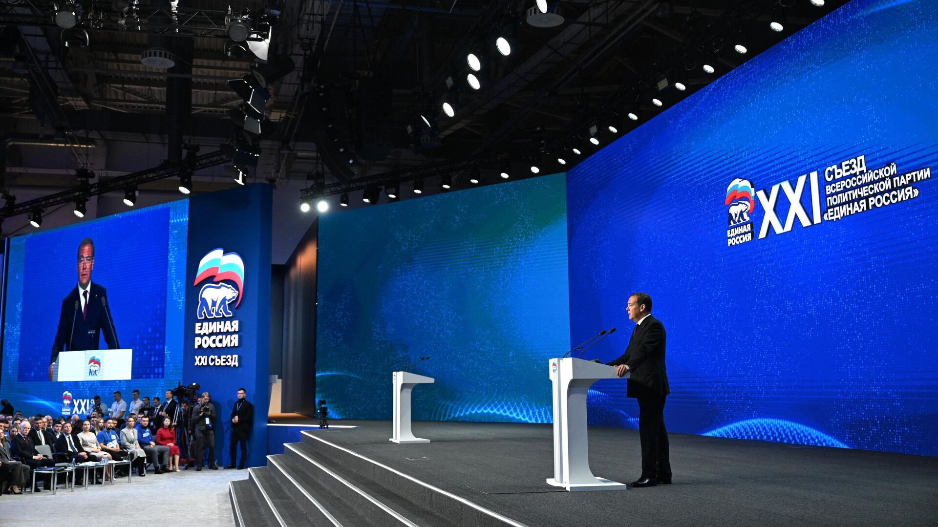 Медведев призывает ЕР не отступать перед другими политическими силами