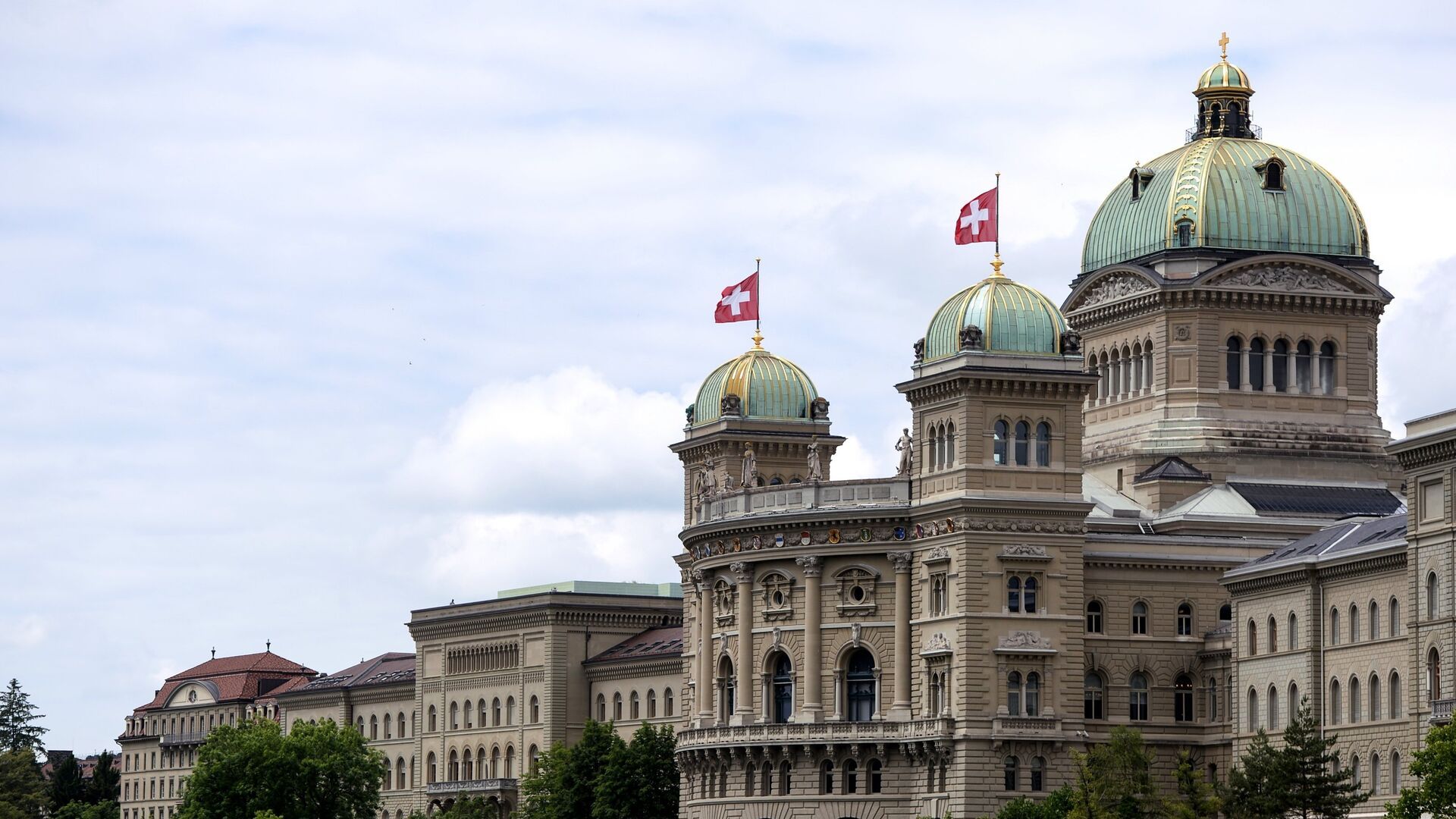 Федеральный дворец (парламент) в городе Берн. Федеральный дворец в Берне Швейцария. Парламент Швейцарии. Федеральный совет Швейцарии здание. Швейцария против санкций