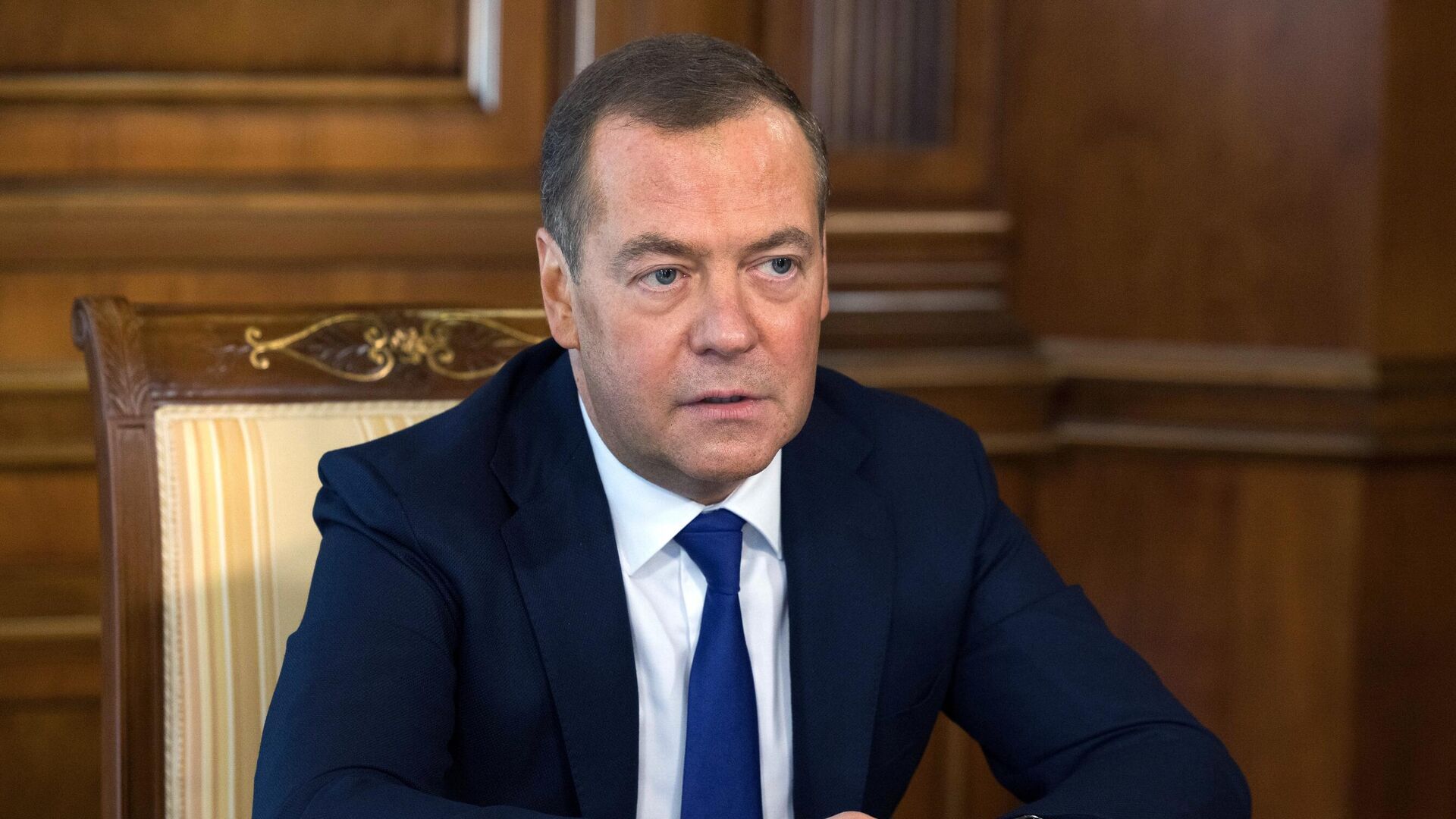 Медведев отказался давать комментарии по поводу "голой" вечеринки